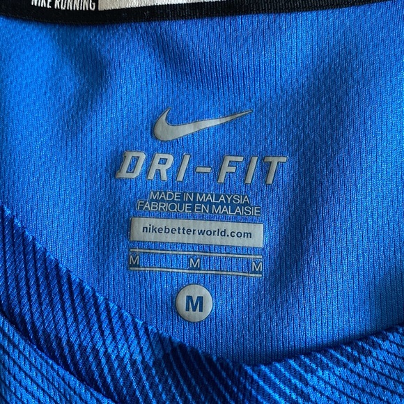 MEN’S Nike running dry fit shirt with reflective Nike swoosh & reflective tab - Picture 7 of 9